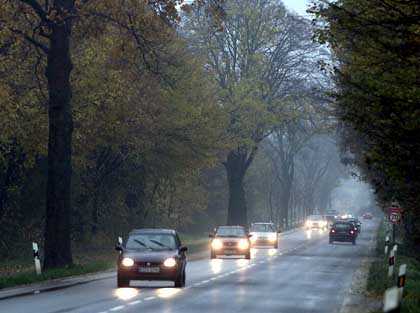 На фото: согласно ПДД все водители в светлое время обязаны передвигаться с ближним светом фар или дневными ходовыми огнями