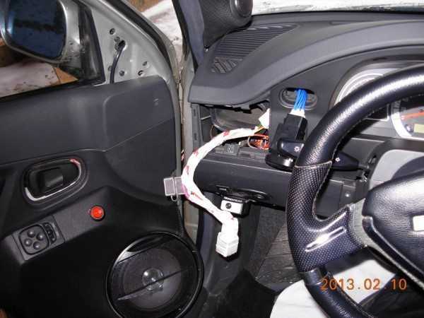 Процесс подключения реле и кнопки управления в салоне автомобиля
