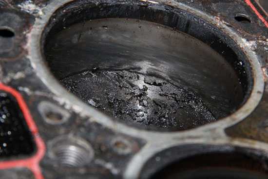 Моторное масло в цилиндре двигателя причины ремонт
