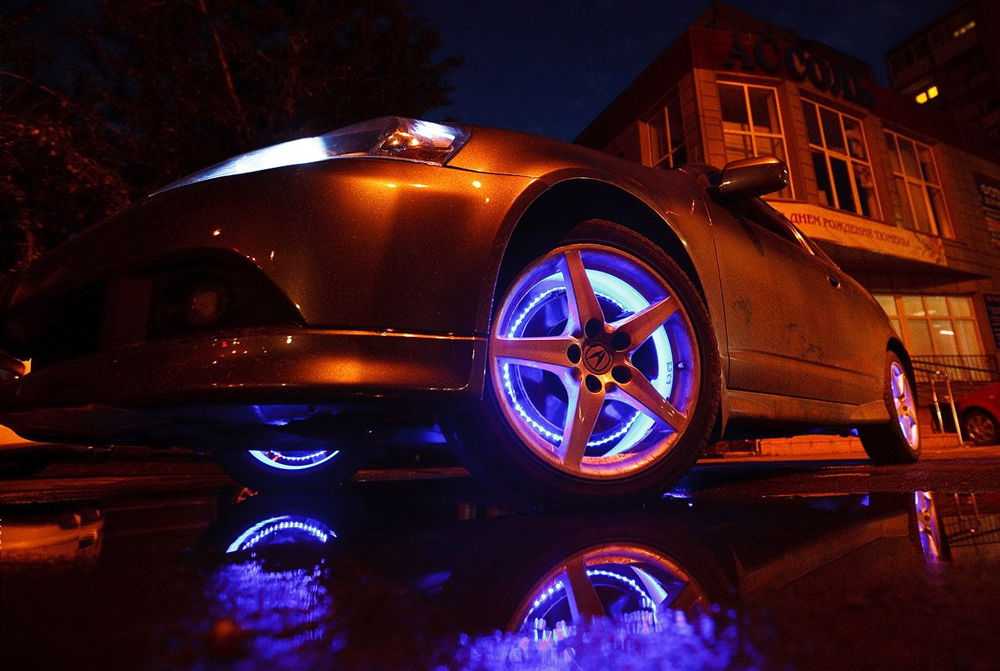 Автомобиль с подсветкой дисков синего цвета